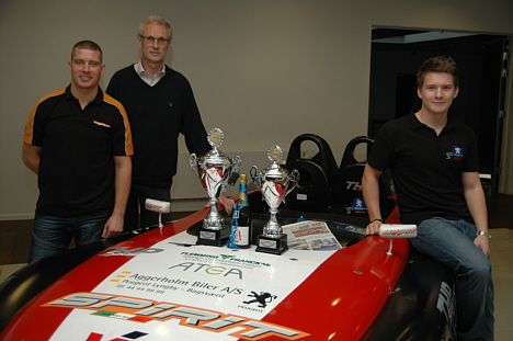 Teamet fra Aggerholm Biler satte sig på de forreste pladser i årets Peugeot Spider Cup. Fra venstre ses vinderen Ronnie Bremer, teamejer Henrik Spellerberg og toeren i mesterskabet, Søren Mosebo.